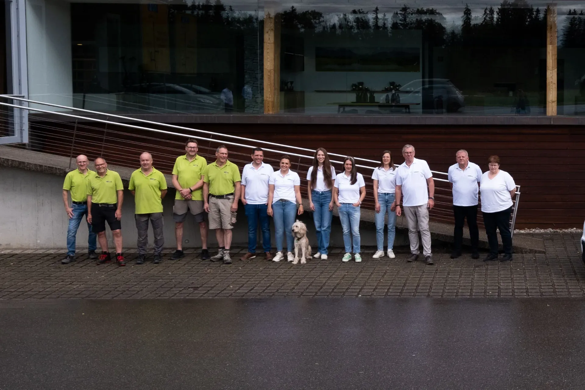 Das Team von Küchen Karner vor dem Studio